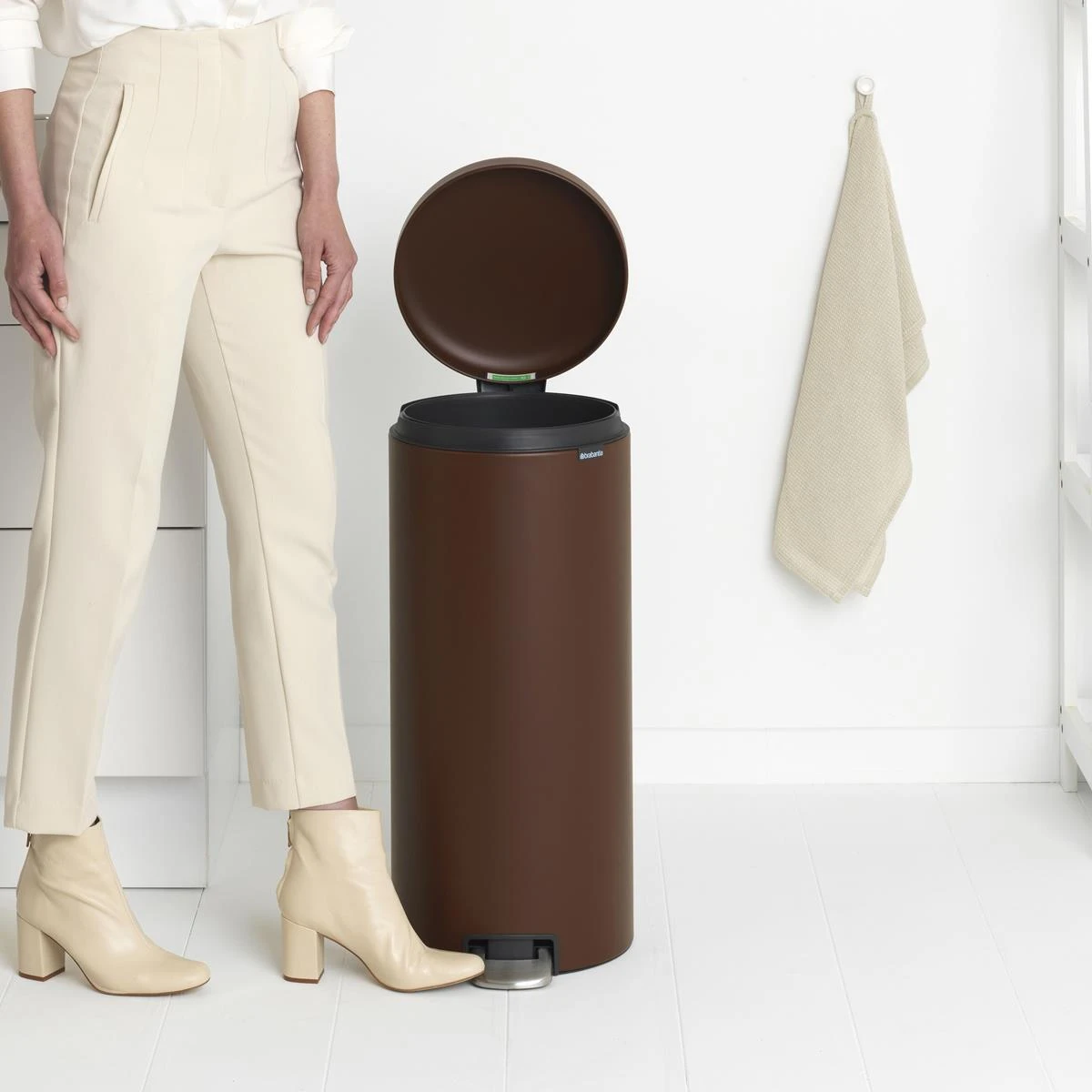 Brabantia NewIcon Pedaalemmer 30 Liter - Mineral Cosy Brown 6 Brabantia NewIcon Pedaalemmer 30 Liter - Mineral Cosy Brown - Afbeelding 4