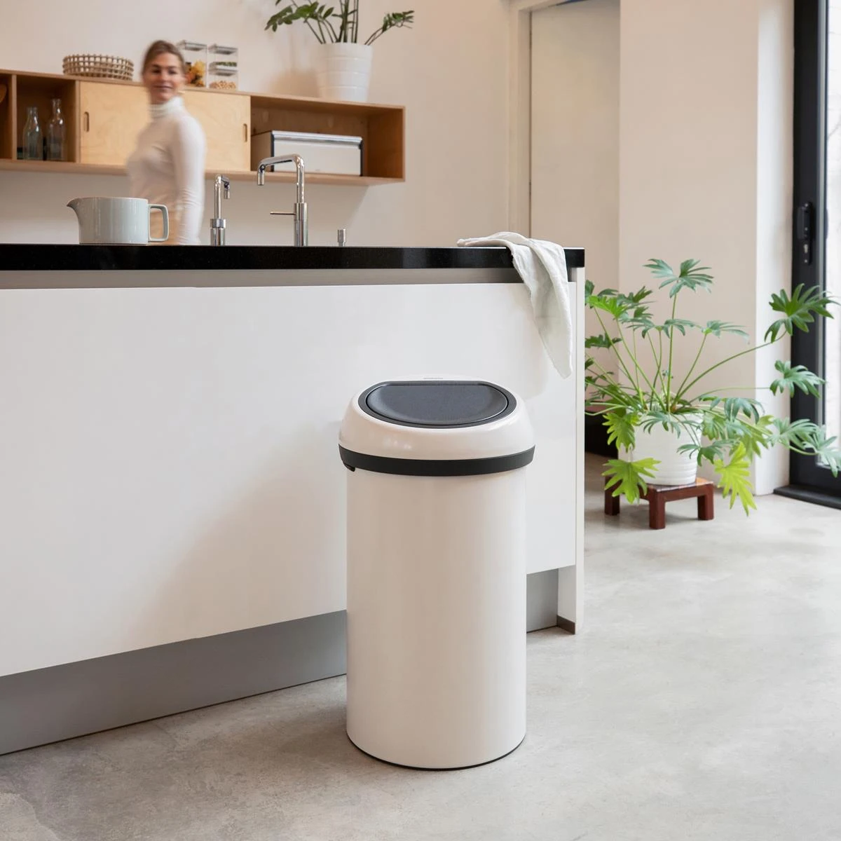 Brabantia Touch Bin Afvalemmer 60 Liter - Soft Beige 6 Brabantia Touch Bin Afvalemmer 60 Liter - Soft Beige - Afbeelding 4