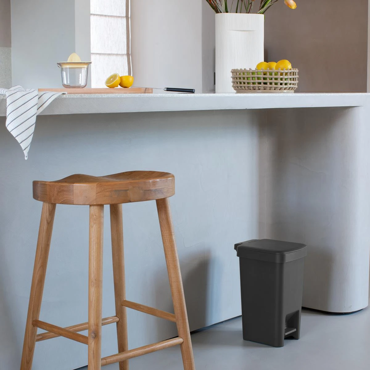 Brabantia StepUp Pedaalemmer - 10 L - Dark Grey 4 Brabantia StepUp Pedaalemmer - 10 L - Dark Grey - Afbeelding 2