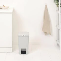 Brabantia StepUp Pedaalemmer - 16 L - Light Grey 16 Brabantia StepUp Pedaalemmer - 16 L - Light Grey -Brabantia 11085630