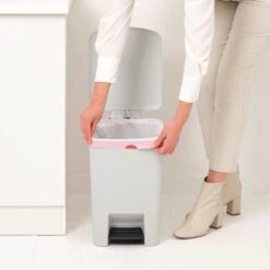 Brabantia StepUp Pedaalemmer - 25 L - Light Grey 18 Brabantia StepUp Pedaalemmer - 25 L - Light Grey -Brabantia 11085644
