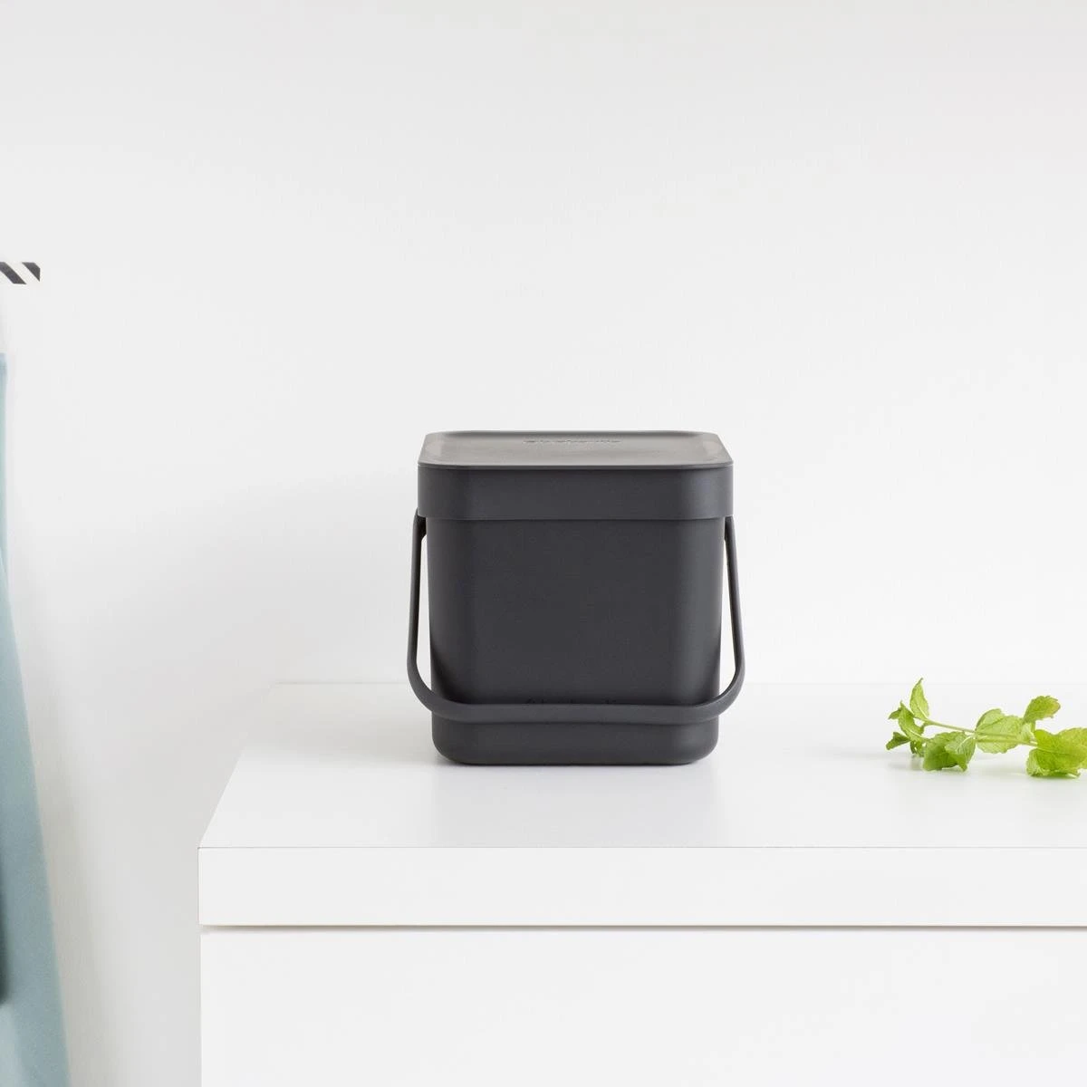 Brabantia Sort & Go Afvalemmer 6 L - Donkergrijs 4 Brabantia Sort & Go Afvalemmer 6 L - Donkergrijs - Afbeelding 2