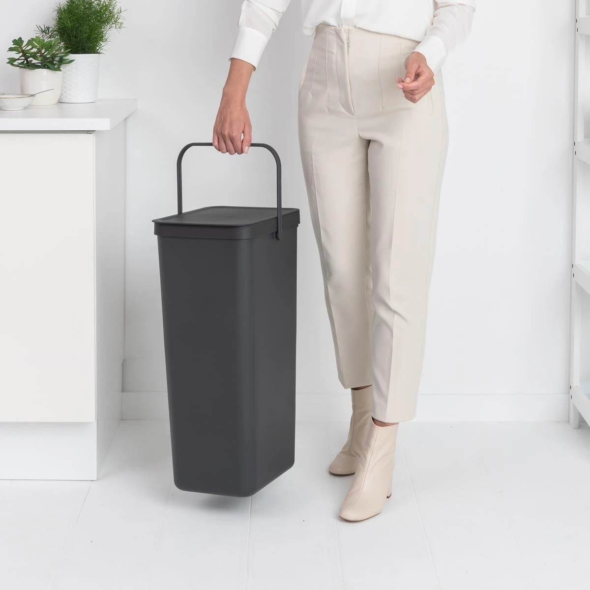 Brabantia Sort & Go Afvalemmer 40 L - Donkergrijs 4 Brabantia Sort & Go Afvalemmer 40 L - Donkergrijs - Afbeelding 2