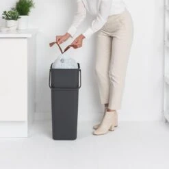 Brabantia Sort & Go Afvalemmer 40 L - Donkergrijs 24 Brabantia Sort & Go Afvalemmer 40 L - Donkergrijs -Brabantia 9472971