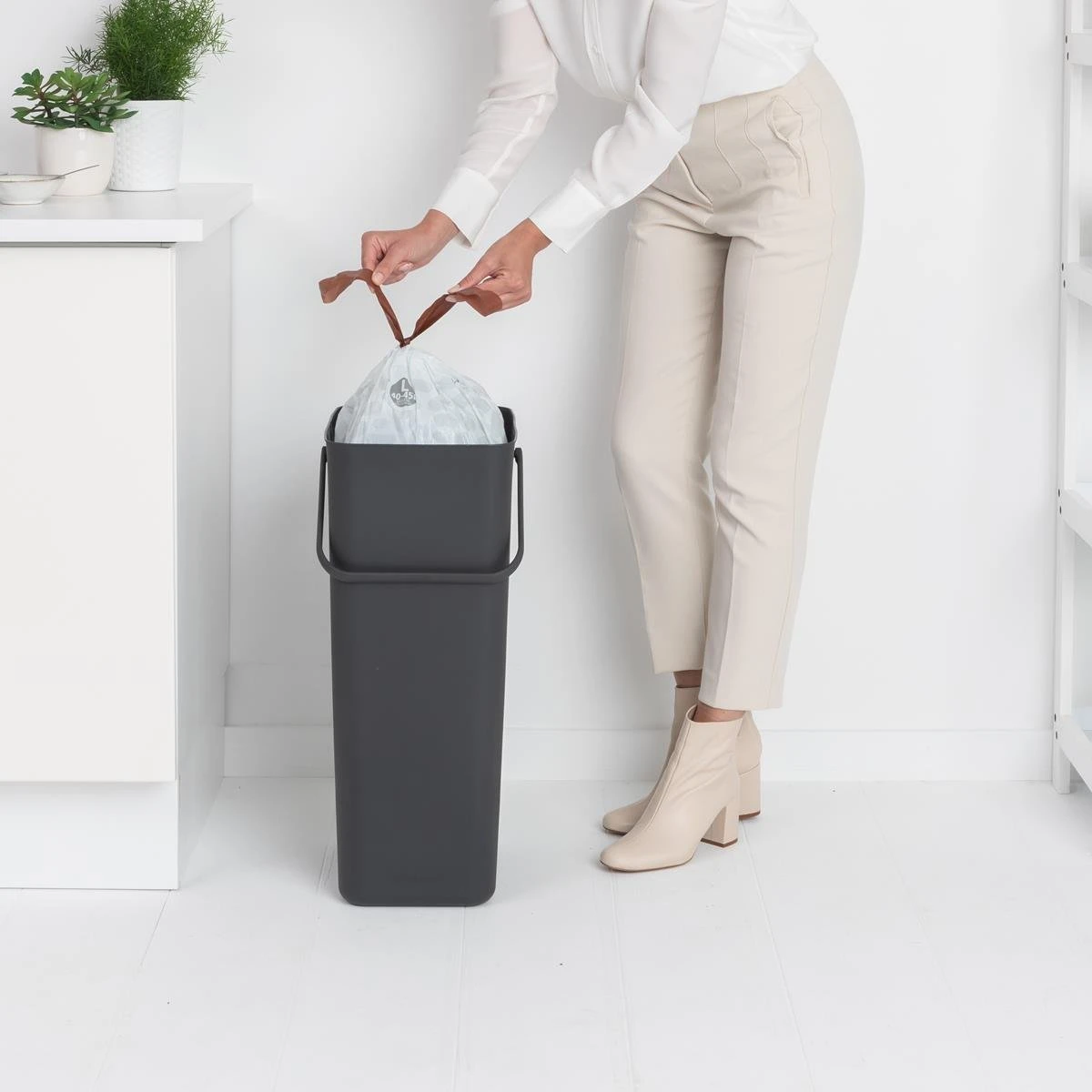 Brabantia Sort & Go Afvalemmer 40 L - Donkergrijs 6 Brabantia Sort & Go Afvalemmer 40 L - Donkergrijs - Afbeelding 4