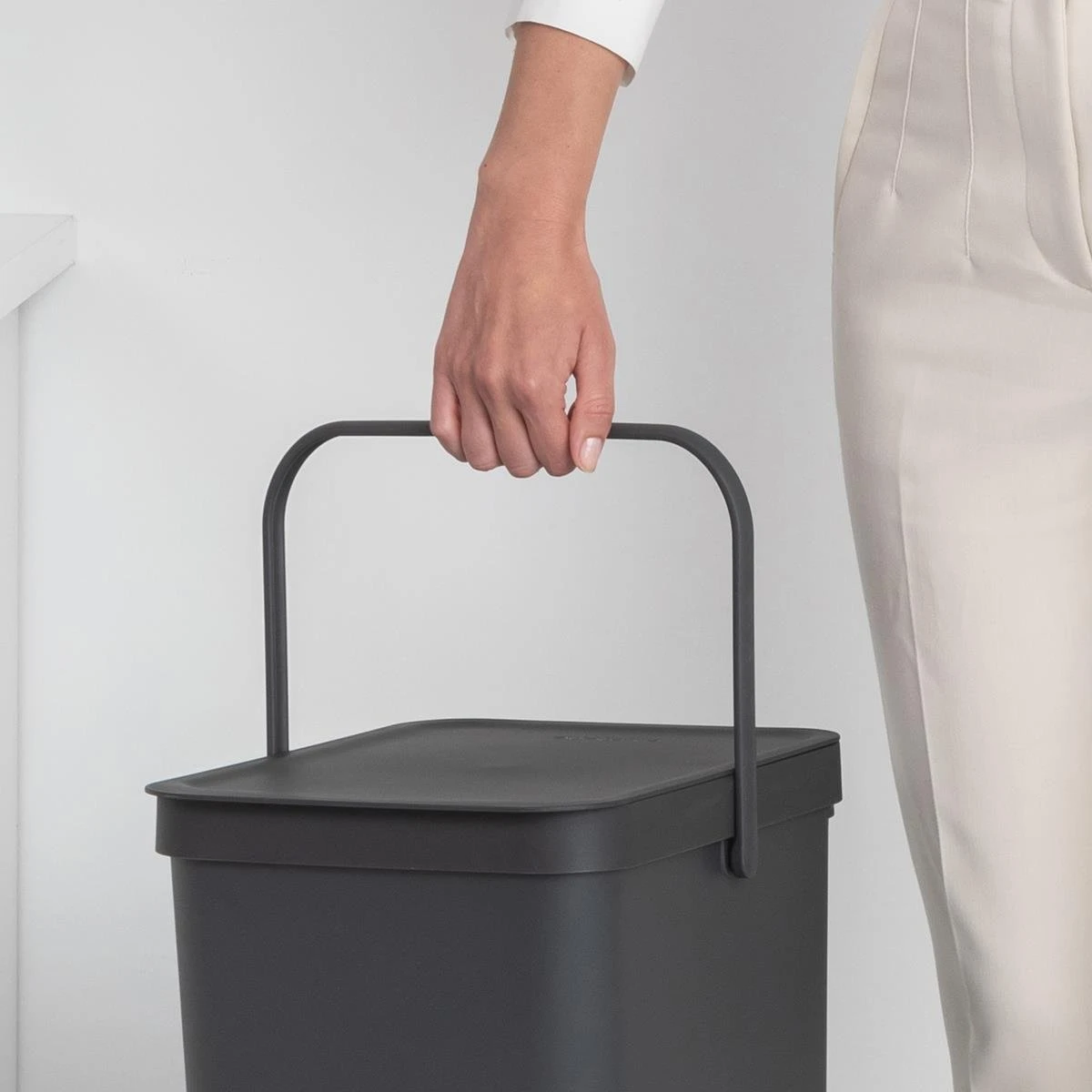 Brabantia Sort & Go Afvalemmer 40 L - Donkergrijs 7 Brabantia Sort & Go Afvalemmer 40 L - Donkergrijs - Afbeelding 5