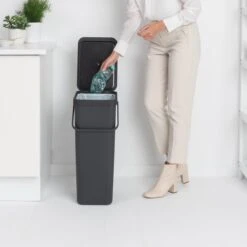 Brabantia Sort & Go Afvalemmer 40 L - Donkergrijs 31 Brabantia Sort & Go Afvalemmer 40 L - Donkergrijs -Brabantia 9472987