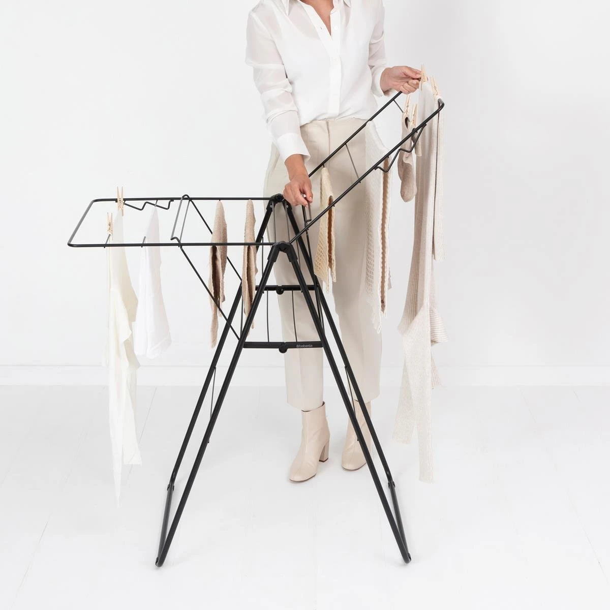 Brabantia HangOn Droogrek 15 Meter - Matt Black 4 Brabantia HangOn Droogrek 15 Meter - Matt Black - Afbeelding 2