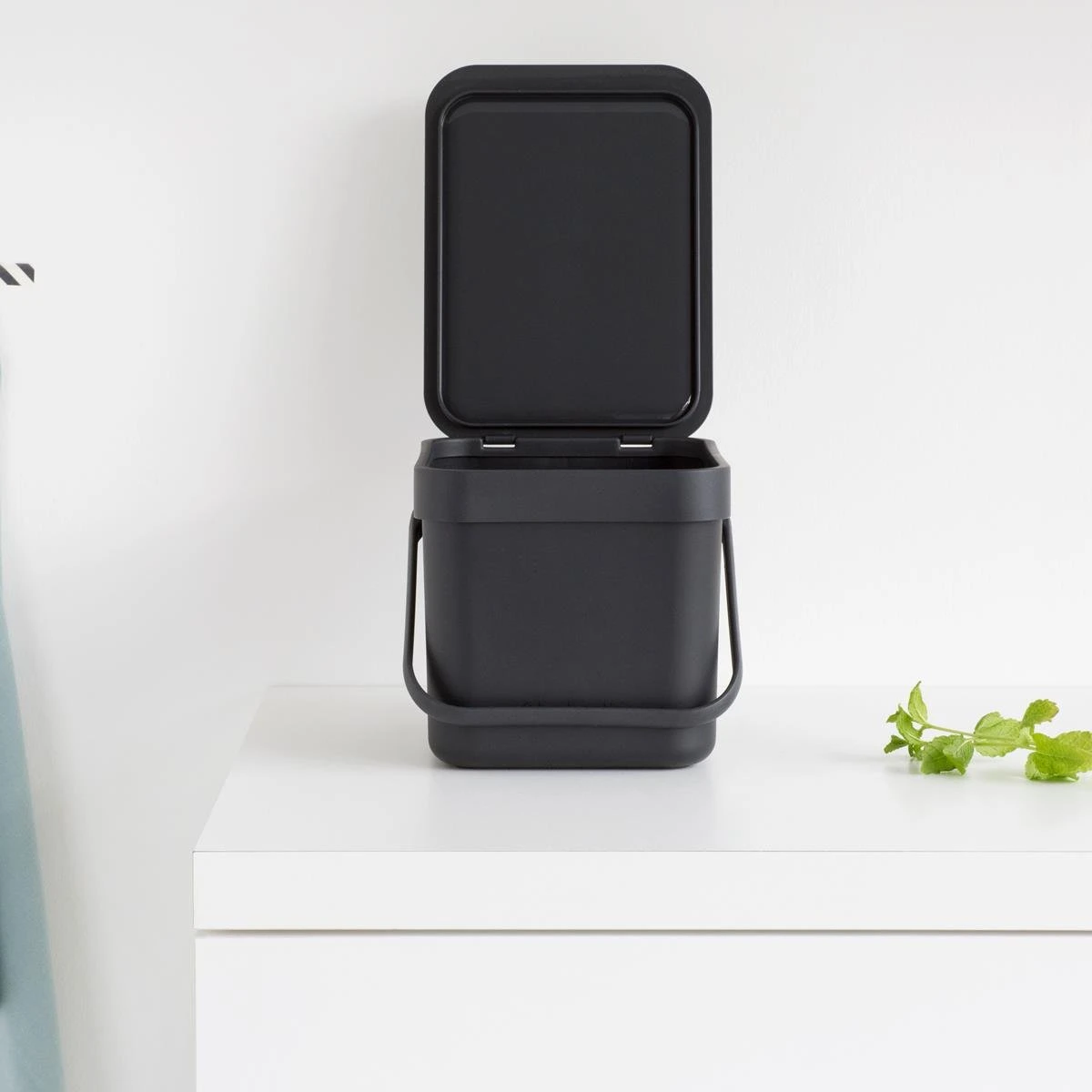 Brabantia Sort & Go Afvalemmer 6 L - Donkergrijs 10 Brabantia Sort & Go Afvalemmer 6 L - Donkergrijs - Afbeelding 8